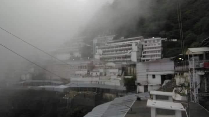 ।।अाज 24/07/2018 अभी अभी संध्याकालीन मां के भवन पर सोहने सुंदर मौसम के नज़ारे।। ।। जय माता दी जी ।।
